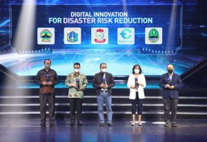Wali-Kota-Makassar-Terima-Digital-Innovation-Award-2022-800x550