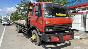 mobil-parkir-sembarangan-di-jalan-ap-pettarani-digembok-petugas-ahmad-nurfajridetiksulsel_169